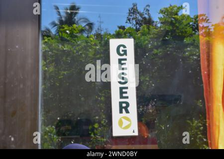 Il est écrit "glisser" à l'entrée d'un magasin. Banque D'Images