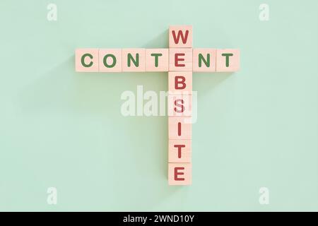 Concept de création de contenu de site Web. Mots croisés puzzle Flat lay typographie en fond vert. Banque D'Images