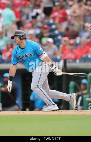 Clearwater, Floride, États-Unis. 1er mars 2024. Jake Burger (36), troisième joueur de base des Miami Marlins, frappe un ballon au sol contre l'arrêt court des Philadelphia Phillies Trea Turner (7) et est rejeté en première manche lors d'un match d'entraînement de printemps de la MLB le 1er mars 2024 au BayCare Ballpark. Les Phillies et les Marlins ont joué sur une égalité de 6-6. (Crédit image : © Kim Hukari/ZUMA Press Wire) USAGE ÉDITORIAL SEULEMENT! Non destiné à UN USAGE commercial ! Banque D'Images