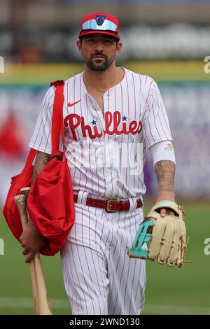 Clearwater, Floride, États-Unis. 1er mars 2024. Nick Castellanos, le joueur de droite des Philadelphia Phillies, se dirige vers la dugout avant un match d'entraînement de printemps de la MLB contre les Marlins de Miami le 1er mars 2024 au BayCare Ballpark. Les Phillies et les Marlins ont joué sur une égalité de 6-6. (Crédit image : © Kim Hukari/ZUMA Press Wire) USAGE ÉDITORIAL SEULEMENT! Non destiné à UN USAGE commercial ! Banque D'Images