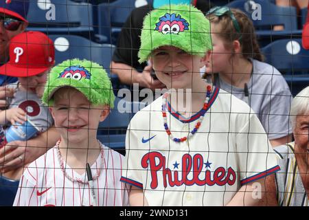 Clearwater, Floride, États-Unis. 1er mars 2024. Deux jeunes fans des Phillies de Philadelphie avec leurs chapeaux de fanatiques profitent de la journée lors d'un match d'entraînement de printemps de la MLB contre les Marlins de Miami le 1er mars 2024 au BayCare Ballpark. Les Phillies et les Marlins ont joué sur une égalité de 6-6. (Crédit image : © Kim Hukari/ZUMA Press Wire) USAGE ÉDITORIAL SEULEMENT! Non destiné à UN USAGE commercial ! Banque D'Images