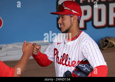 Clearwater, Floride, États-Unis. 1er mars 2024. William Bergolla (87 ans), infidieux des Philadelphia Phillies, reçoit un coup de poing avant un match d'entraînement de printemps de la MLB contre les Marlins de Miami le 1er mars 2024 au BayCare Ballpark. Les Phillies et les Marlins ont joué sur une égalité de 6-6. (Crédit image : © Kim Hukari/ZUMA Press Wire) USAGE ÉDITORIAL SEULEMENT! Non destiné à UN USAGE commercial ! Banque D'Images