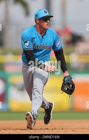 Clearwater, Floride, États-Unis. 1er mars 2024. Jacob Berry (82), troisième joueur de Miami Marlins, couvre la ligne en huitième manche lors d'un match d'entraînement de printemps de la MLB le 1er mars 2024 au BayCare Ballpark. Les Phillies et les Marlins ont joué sur une égalité de 6-6. (Crédit image : © Kim Hukari/ZUMA Press Wire) USAGE ÉDITORIAL SEULEMENT! Non destiné à UN USAGE commercial ! Banque D'Images