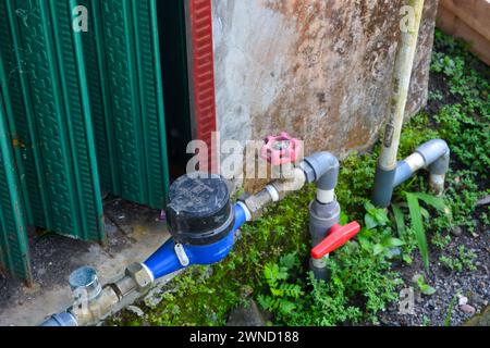 29 mai 2023. Installation de compteurs d'eau appartenant à la Wonosobo Indonesia Regional Drinking Water Company. Banque D'Images