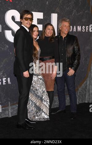 New York, États-Unis. 01 mars 2024. (G-d) Jake Bongiovi, Millie Bobby Brown, Dorothea Hurley et Jon bon Jovi assistent à la première « Damsel » de Netflix sur le tapis rouge à New York, au Plaza Hotel, New York, NY, le 1er mars 2024. (Photo Anthony Behar/Sipa USA) crédit : Sipa USA/Alamy Live News Banque D'Images