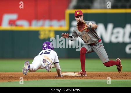 Arlington, Texas, États-Unis. 1er mars 2024. LA CHASSE BRUNSON de TCU (15) plonge à nouveau à la deuxième base alors que KEVIN TAKEUCHI de l'Arizona State (8) se prépare pour le lancer dans un atteampt de piquetage à la deuxième base pendant le match de vendredi au Globe Life Field à Arlington, Texas. Le jeu fait partie de la Kubota College Baseball Series. Ce week-end, USC, Arizona State, Texas A&M et TCU participeront à la série week-end. TCU jouera à l'USC deux fois et à l'Arizona State une fois. Ils ne joueront pas Texas A&M. Le match est passé à 11 manches avec TCU battant les chevaux de Troie 9-8. La victoire place le record de TCU à 10-0. TCU jouera Arizona State O. Banque D'Images