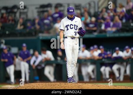 Arlington, Texas, États-Unis. 1er mars 2024. La balle de baseball tombe du gant du lanceur TCU CAEDMON PARKER (3) alors qu'il était sur le monticule. USC appelait à un appel CRITIQUE pour l'incident de la part de l'arbitre de plaque à domicile, mais l'appel n'a pas eu lieu pendant le match de vendredi. Le match fait partie de la série de baseball Kubota College. Ce week-end, USC, Arizona State, Texas A&M et TCU participeront à la série week-end. TCU jouera à l'USC deux fois et à l'Arizona State une fois. Ils ne joueront pas Texas A&M. Le match est passé à 11 manches avec TCU battant les chevaux de Troie 9-8. La victoire place le record de TCU à 10-0. TCU jouera Ari Banque D'Images