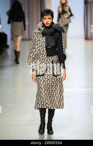Paris, France. 01 mars 2024. Un mannequin marche sur la piste lors du salon Leonard Paris automne/hiver 2024-2025 dans le cadre de la Fashion week à Paris, France, le 1er mars 2024. Photo par Aurore Marechal/ABACAPRESS.COM crédit : Abaca Press/Alamy Live News Banque D'Images