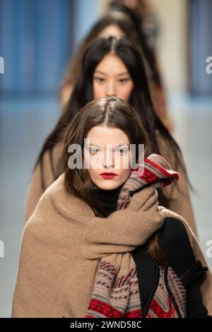 Paris, France. 01 mars 2024. Les mannequins défilent sur la piste lors du salon Leonard Paris automne/hiver 2024-2025 dans le cadre de la Fashion week à Paris, France, le 1er mars 2024. Photo par Aurore Marechal/ABACAPRESS.COM crédit : Abaca Press/Alamy Live News Banque D'Images
