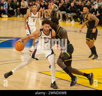 Février 29 2024 San Francisco CA, États-Unis L'attaquant Gonzaga Anton Watson (22) se bat pour la position lors du match de basket-ball masculin de la NCAA entre les Gonzaga Bulldogs et les San Francisco dons. Gonzaga a battu San Francisco 86-68 au Chase Center San Francisco Calif. Thurman James/CSM Banque D'Images