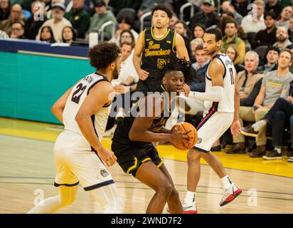 Février 29 2024 San Francisco CA, États-Unis L'attaquant de San Francisco Jonathan Mogbo (10) va au panier lors du match de basket-ball masculin de la NCAA entre Gonzaga Bulldogs et les dons de San Francisco. Gonzaga a battu San Francisco 86-68 au Chase Center San Francisco Calif. Thurman James/CSM Banque D'Images