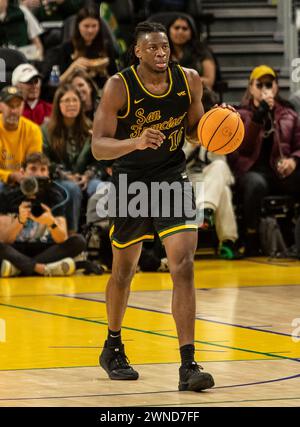 Février 29 2024 San Francisco CA, États-Unis L'attaquant de San Francisco Jonathan Mogbo (10) fait monter le ballon sur le terrain lors du match de basket-ball masculin de la NCAA entre Gonzaga Bulldogs et les dons de San Francisco. Gonzaga a battu San Francisco 86-68 au Chase Center San Francisco Calif. Thurman James/CSM Banque D'Images