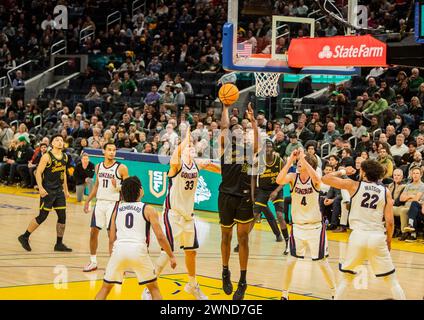 Février 29 2024 San Francisco CA, États-Unis L'attaquant de San Francisco Jonathan Mogbo (10) se dirige vers le panier lors du match de basket-ball masculin de la NCAA entre Gonzaga Bulldogs et les dons de San Francisco. Gonzaga a battu San Francisco 86-68 au Chase Center San Francisco Calif. Thurman James/CSM Banque D'Images