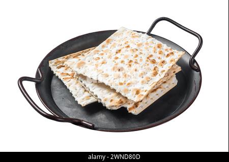 Morceaux de matzah dans un plateau en acier vintage. Isolé sur fond blanc. Vue de dessus Banque D'Images