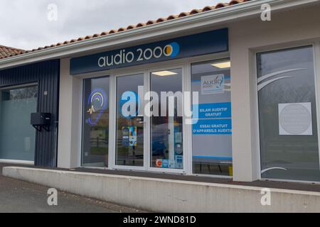 Bordeaux , France - 02 29 2024 : audio 2000 logo texte et enseigne boutique médicale marque chaîne de magasins entendre système d'aide médicale Banque D'Images