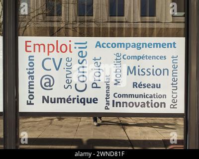 Bordeaux , France - 02 29 2024 : france panneau de travail façade de l'agence gouvernementale française texte enregistre les chômeurs Banque D'Images