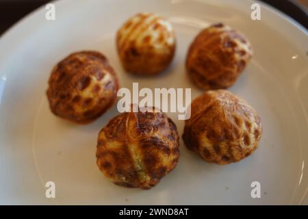 Les gâteaux aux noix sont une collation populaire en Corée. C'est un type de pain pâtissier cuit avec de la pâte à farine de blé et des noix et de la pâte de haricots rouges à l'intérieur. Banque D'Images