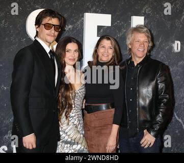 1er mars 2024, New York, New York, États-Unis : les acteurs JAKE BONGIOVI, MILLIE BOBBY BROWN, DOROTHEA HURLEY et le chanteur JON BON JOVI vus aux arrivées tapis rouge pour la première mondiale de « Damsel » au Théâtre de Paris. (Crédit image : © Nancy Kaszerman/ZUMA Press Wire) USAGE ÉDITORIAL SEULEMENT! Non destiné à UN USAGE commercial ! Banque D'Images