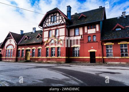 Marciszów, Pologne - 1er mars 2024 : gare PKP à Marciszow, Pologne Banque D'Images