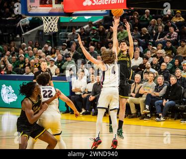 Février 29 2024 San Francisco CA, États-Unis le garde de San Francisco Mike Sharavjamts (5) tire le ballon pendant le match de basket-ball masculin de la NCAA entre Gonzaga Bulldogs et les dons de San Francisco. Gonzaga a battu San Francisco 86-68 au Chase Center San Francisco Calif. Thurman James/CSM Banque D'Images