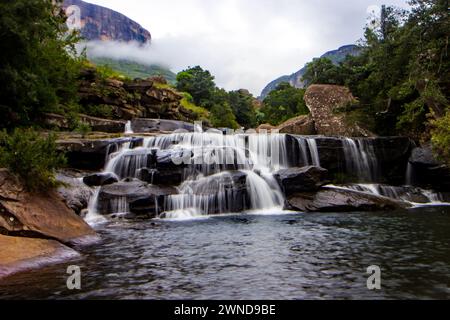 Les cascades Mahai tôt le matin, avec les montagnes Drakensberg enveloppées de brume en arrière-plan Banque D'Images