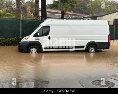 Santa Barbara, Californie, États-Unis 1er mars 2024. Une fourgonnette blanche garée sur Channel Drive est garée en plein milieu des inondations de la rue le 1er mars 2024 en raison de la tempête de pluie. C'est entre l'hôtel Biltmore de quatre saisons et le très exclusif Coral Casino Beach et Cabana Club à Montecito, CA. Les inondations continuent de se produire ici dans les premières heures des pluies, et cette fois menacé de transporter un chemin le van blanc de passagers. (Crédit image : © Amy Katz/ZUMA Press Wire) USAGE ÉDITORIAL SEULEMENT! Non destiné à UN USAGE commercial ! Banque D'Images