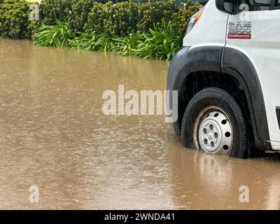 Santa Barbara, Californie, États-Unis 1er mars 2024. La roue d'une fourgonnette blanche garée sur Channel Drive est garée en plein milieu de la rue inondable le 1er mars 2024 en raison de la tempête de pluie. C'est entre l'hôtel Biltmore de quatre saisons et le très exclusif Coral Casino Beach et Cabana Club à Montecito, CA. Les inondations continuent de se produire ici dans les premières heures des pluies, et cette fois menacé de transporter un chemin le van blanc de passagers. (Crédit image : © Amy Katz/ZUMA Press Wire) USAGE ÉDITORIAL SEULEMENT! Non destiné à UN USAGE commercial ! Banque D'Images