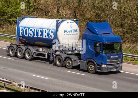 FAVORISE 50705 pintes de nectar ambré. Tracteur routier Scania avec camion-citerne de bière circulant sur l'autoroute M6 au Royaume-Uni Banque D'Images