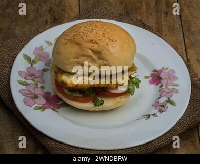 Hamburgers frais omelette isolé, omelette friture plaque d'oeuf sur fond en bois. Banque D'Images