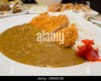 Nourriture japonaise frite au curry tonkatsu de porc avec riz Banque D'Images