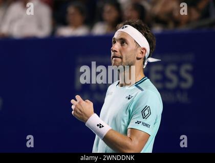 Acapulco, Mexique. 1er mars 2024. Casper Ruud, de Norvège, réagit lors du match de demi-finale contre Holger Rune, du Danemark, à l'ATP Mexican Open 2024 à Acapulco, Mexique, le 1er mars 2024. Crédit : Li Mengxin/Xinhua/Alamy Live News Banque D'Images