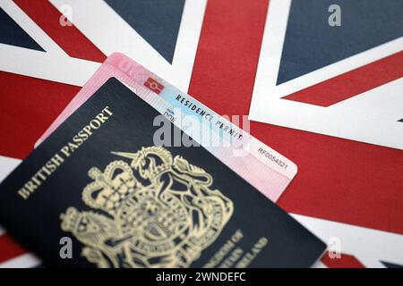 Permis de séjour carte BRP et passeport britannique du Royaume-Uni sur drapeau Union Jack gros plan Banque D'Images