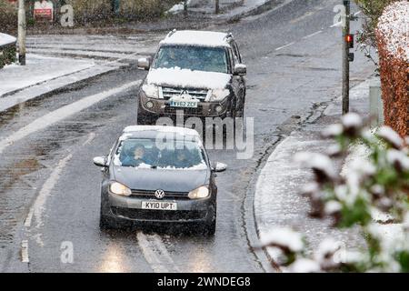 Chippenham, Wiltshire, Royaume-Uni. 2 mars 2024. Les conducteurs sont photographiés à Chippenham alors que les premières averses de neige de l'année tombent sur la ville. Crédit : Lynchpics/Alamy Live News Banque D'Images