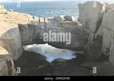 Pont naturel dans le parc national de Torndirrup, WA Banque D'Images