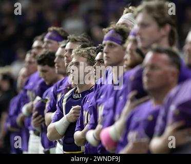 Houston, Texas, États-Unis. 1er mars 2024. L'équipe LSU regarde le tableau vidéo pendant l'hymne national avant le match de vendredi, en dehors de l'Astros Foundation College Classic, au minute Maid Park, à Houston, Texas. (Crédit image : © Domenic Grey/ZUMA Press Wire) USAGE ÉDITORIAL SEULEMENT! Non destiné à UN USAGE commercial ! Banque D'Images