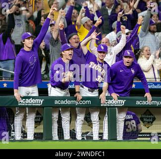 Houston, Texas, États-Unis. 1er mars 2024. La dugout de la LSU réagit à un homerun pendant le match de vendredi, en dehors de l'Astros Foundation College Classic, au minute Maid Park, à Houston, au Texas. (Crédit image : © Domenic Grey/ZUMA Press Wire) USAGE ÉDITORIAL SEULEMENT! Non destiné à UN USAGE commercial ! Banque D'Images