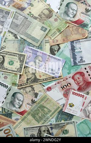 Beaucoup de billets de monnaie différente. Fond de grande quantité de factures d'argent aléatoires en gros plan Banque D'Images