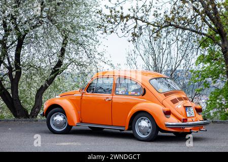 PRAGUE, RÉPUBLIQUE TCHÈQUE - 25 AVRIL 2015 : Orange célèbre voiture automatique VW Beetle lors de la réunion de printemps des fans de voitures Beetle à Prague près du Mémorial Vitkov Banque D'Images
