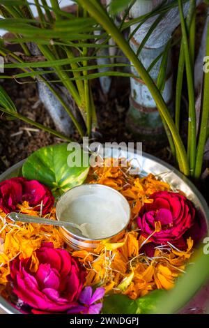 Cérémonie Annaprashan : tradition hindoue de la première consommation de riz. Argenterie colorée avec Sweet Rice Kheer pour Baby's First Solid Food Banque D'Images