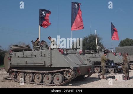 Une unité de véhicules blindés de transport de troupes qui transportent un mortier guidé de 120 mm pour l'araignée de fer (hébreu Oketz Plada) avec guidage laser et GPS dans une position militaire près de la frontière de Gaza au milieu des combats continus entre Israël et le groupe militant Hamas le 28 février 2024 à la frontière de Gaza, Israël. Banque D'Images