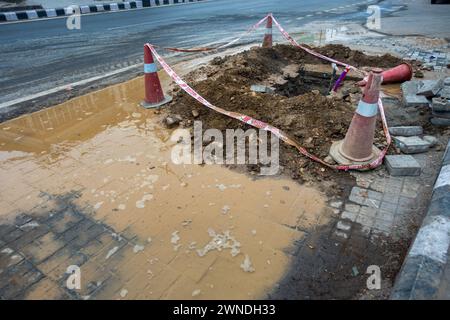 11 janvier 2024, Uttarakhand Inde. Développement des infrastructures urbaines : drainage ouvert et écoulement de l'eau le long de Rajpur Road, Dehradun, Uttarakhand, Inde. S Banque D'Images