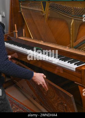 démontage du piano pour réparation ou réglage Banque D'Images