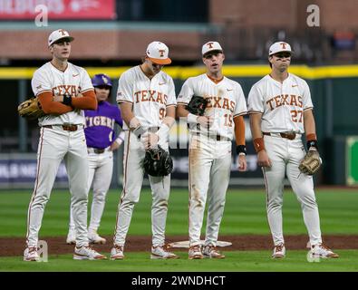 Houston, Texas, États-Unis. 1er mars 2024. Les infielders du Texas regardent le lanceur de secours s'échauffer pendant le match de vendredi, en dehors de l'Astros Foundation College Classic, au minute Maid Park, à Houston, au Texas. (Crédit image : © Domenic Grey/ZUMA Press Wire) USAGE ÉDITORIAL SEULEMENT! Non destiné à UN USAGE commercial ! Banque D'Images