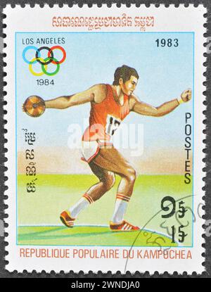 Timbre-poste imprimé par le Cambodge, qui promeut les Jeux olympiques d'été à Los Angeles, vers 1983. Banque D'Images