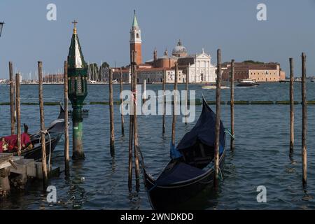 Vieux port de Venise avec arrêt de télécabine, et Renaissance Basilica di San Giorgio Maggiore (basilique San Giorgio Maggiore) par Andrea Palladio du XVI centur Banque D'Images
