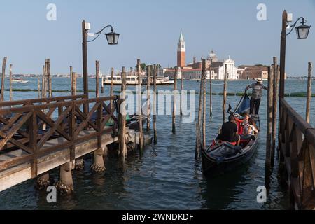 Vieux port de Venise avec arrêt de télécabine, et Renaissance Basilica di San Giorgio Maggiore (basilique San Giorgio Maggiore) par Andrea Palladio du XVI centur Banque D'Images