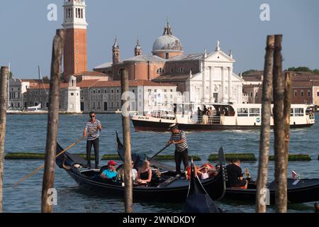 Vieux port de Venise avec arrêt de télécabine, et Renaissance Basilica di San Giorgio Maggiore (basilique San Giorgio Maggiore) par Andrea Palladio du XVI centur Banque D'Images