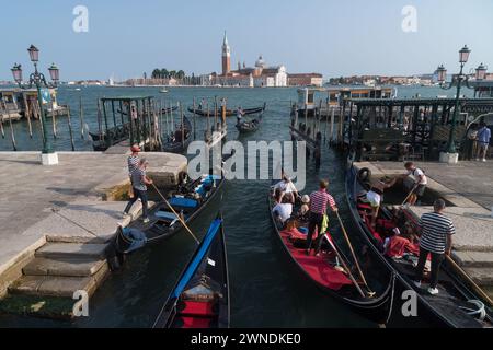 Rio del vin, vieux port de Venise avec arrêt de télécabine, et Renaissance Basilica di San Giorgio Maggiore (basilique San Giorgio Maggiore) par Andrea Palladio fr Banque D'Images