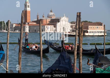 Vieux port de Venise avec arrêt de télécabine, et Renaissance Basilica di San Giorgio Maggiore (basilique San Giorgio Maggiore) par Andrea Palladio du XVI centur Banque D'Images