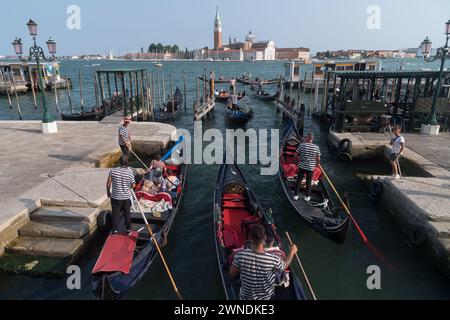 Rio del vin, vieux port de Venise avec arrêt de télécabine, et Renaissance Basilica di San Giorgio Maggiore (basilique San Giorgio Maggiore) par Andrea Palladio fr Banque D'Images